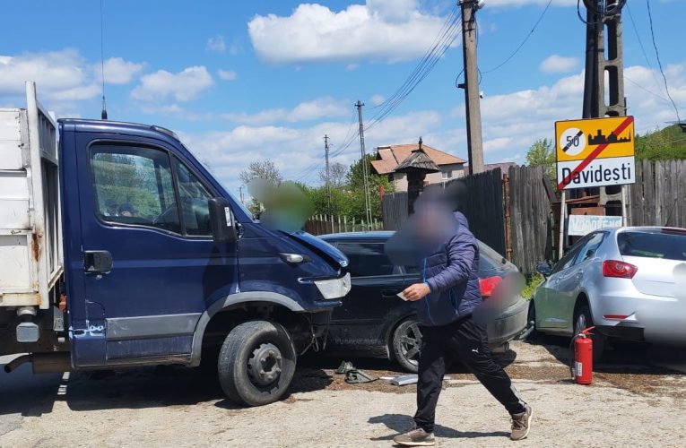 Accident cu 3 autovehicule în județul Argeș. Două persoane, transportate la spital