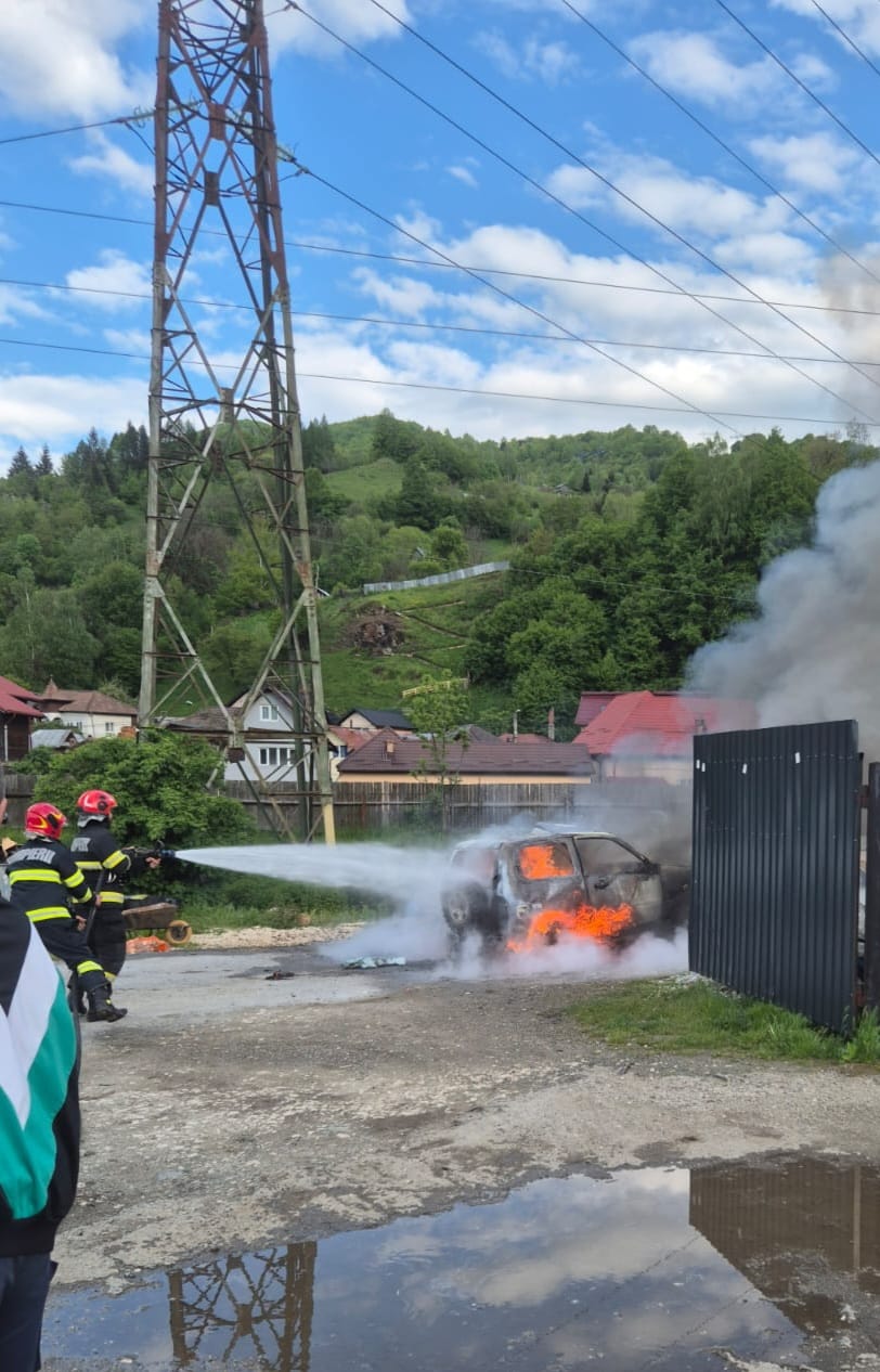 Accident cu trei tiruri pe autostrada A1. O mașină a luat foc
