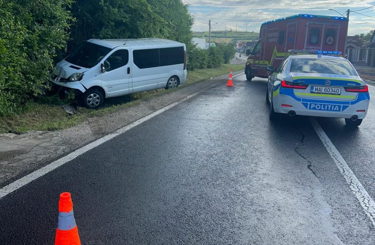 Accident în județul Sibiu. Cinci persoane aflate într-un microbuz au ajuns la spital