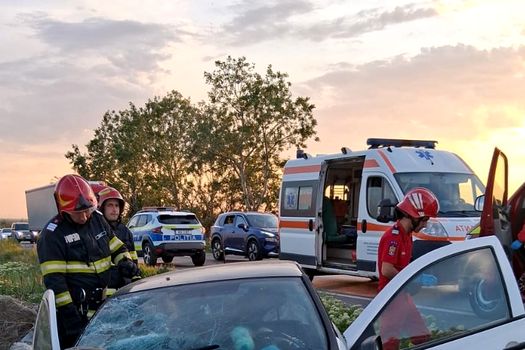 Accident pe DN 6: Mașină ieșită de pe carosabil și izbită de un stâlp. O femeie și un copil au ajuns la spital