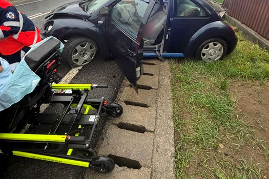 Accident pe DN17: O mașină a ieșit de pe șosea. Două persoane au fost transportate la spital