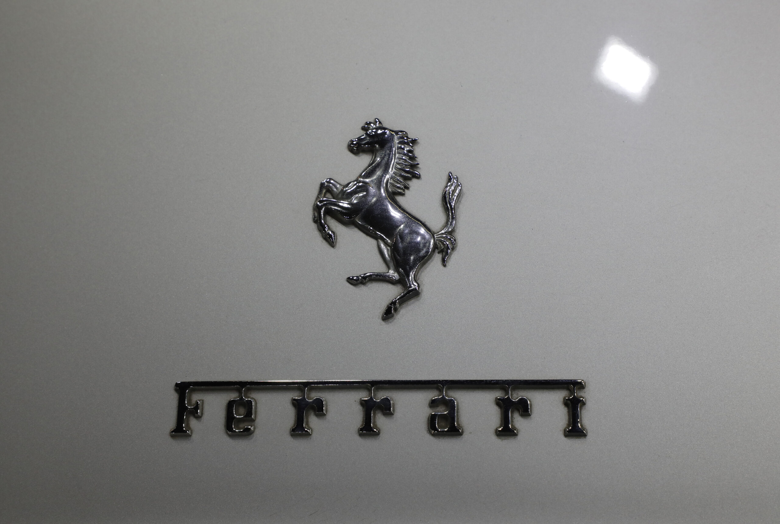 Acțiunile Ferrari scad după lansarea primului model electric