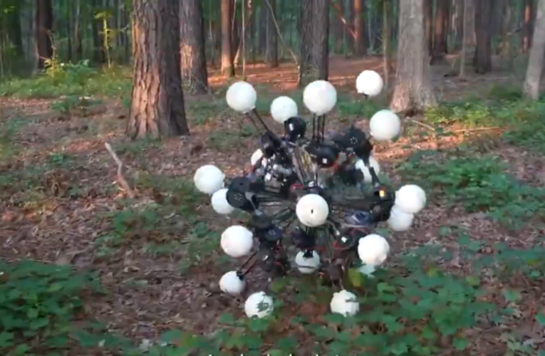 Americanii au construit un robot cu 20 de picioare și ochi care se mișcă și vede instantaneu în orice direcție
