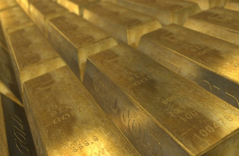 Angajatul unei primării a găsit din întâmplare aur în valoare de 40.000 de euro în timp ce tundea gazonul