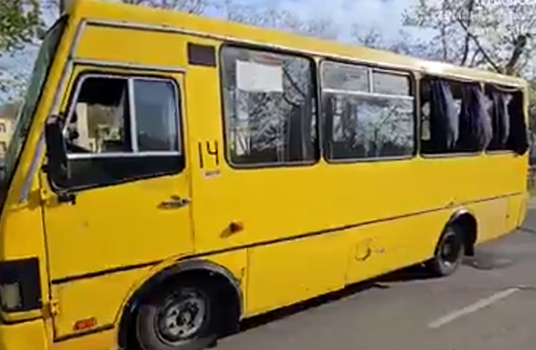 Atac rusesc cu dronă în Herson: cel puțin doi morți și șapte răniți după lovirea unui autobuz civil