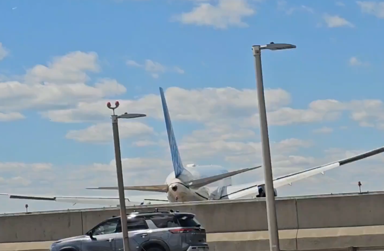 Aterizare neobișnuită. Un avion Boeing 767 a lovit un camion de livrări pe o autostradă