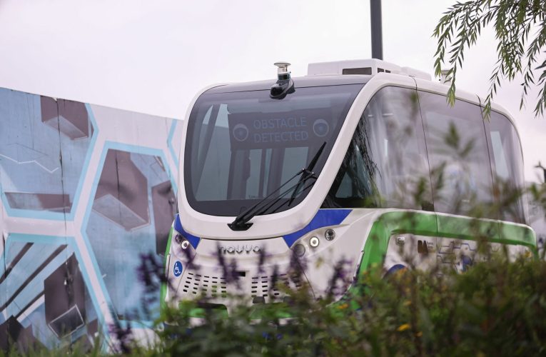 Autobuz fără șofer lovit de tramvai chiar în ziua testării cu pasageri la bord, în Suedia