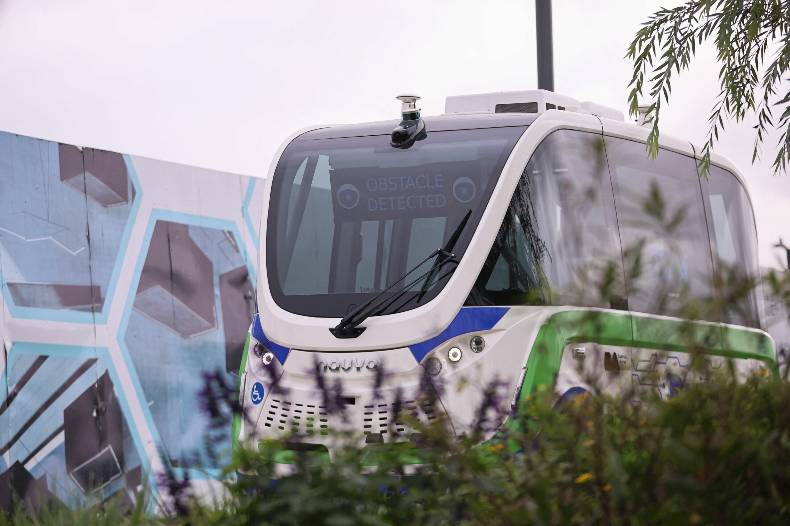Autobuz fără șofer lovit de tramvai chiar în ziua testării cu pasageri la bord, în Suedia