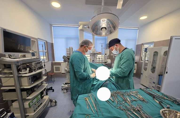 Bărbat cu o tumoră renală de peste 15 centimetri, operat cu succes la un spital din județul Bacău