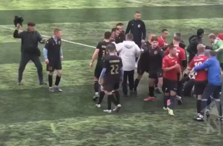 Bătaie generală la un meci de fotbal. În scandal s-a implicat și un bătrân care a lovit un jucător cu umbrela