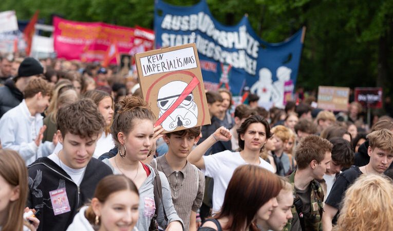 „Bogații vor război – tinerii vor un viitor!” Protestul celor peste 50.000 de tineri din Germania împotriva recrutării obligatorii. Ce mesaj au pentru Merz