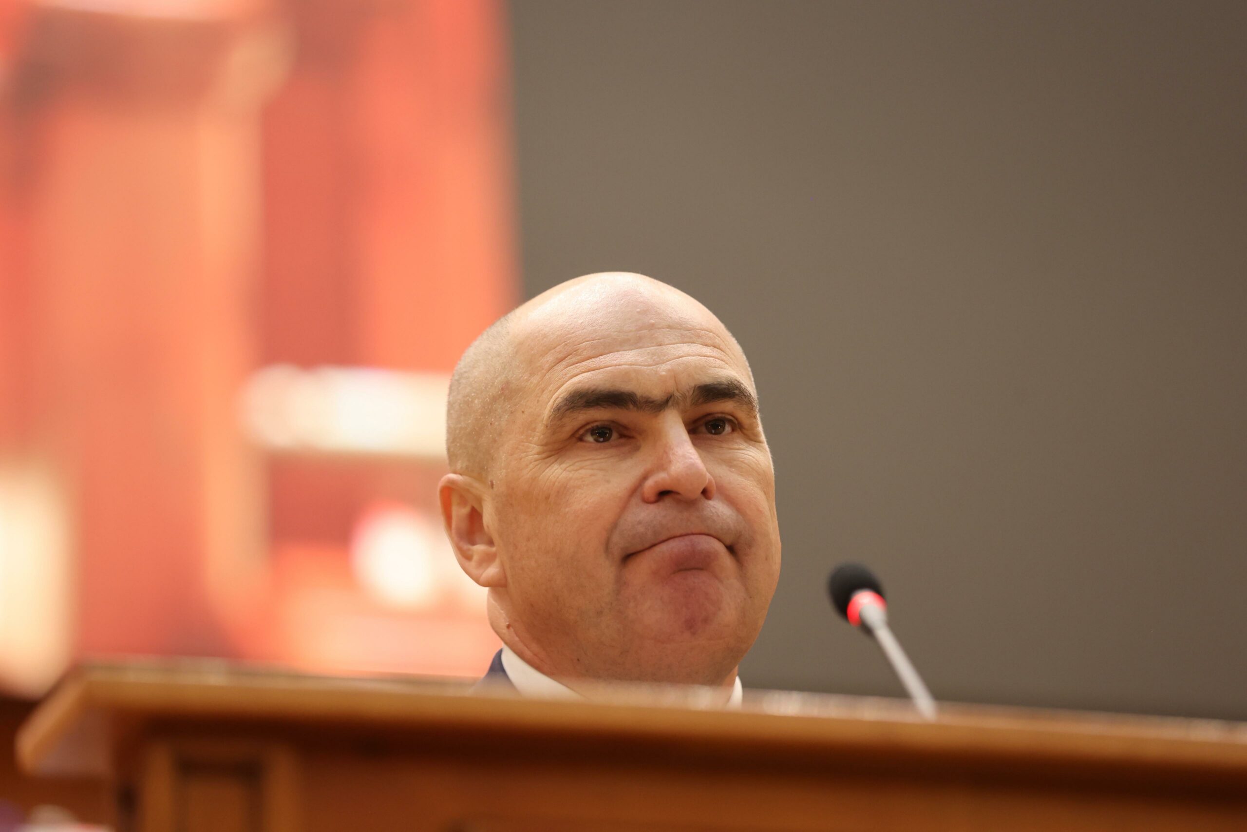 Bolojan, cel mai demis premier de către Parlament din ultimul deceniu. Ce mai poate face ca interimar