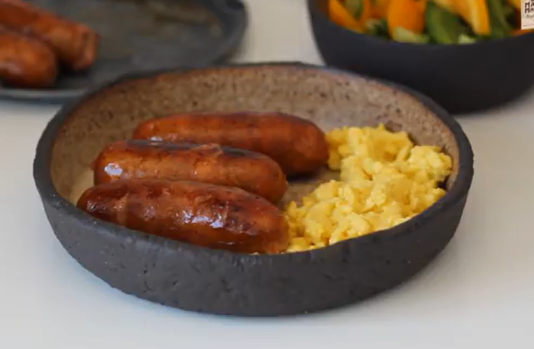 Brunch de weekend acasă: cârnați „durdulii” cu ouă jumări și salată proaspătă