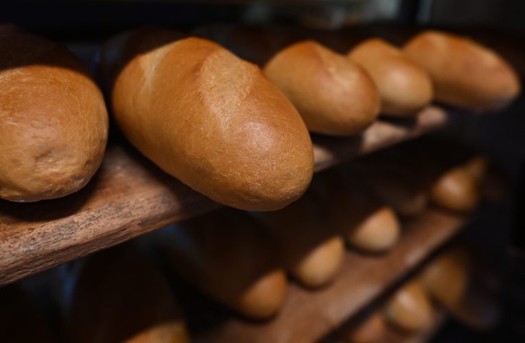 Brutăriile franceze au rămas deschise de 1 Mai. Prim-ministrul Sébastien Lecornu, la cumpărături de baghete franțuzești