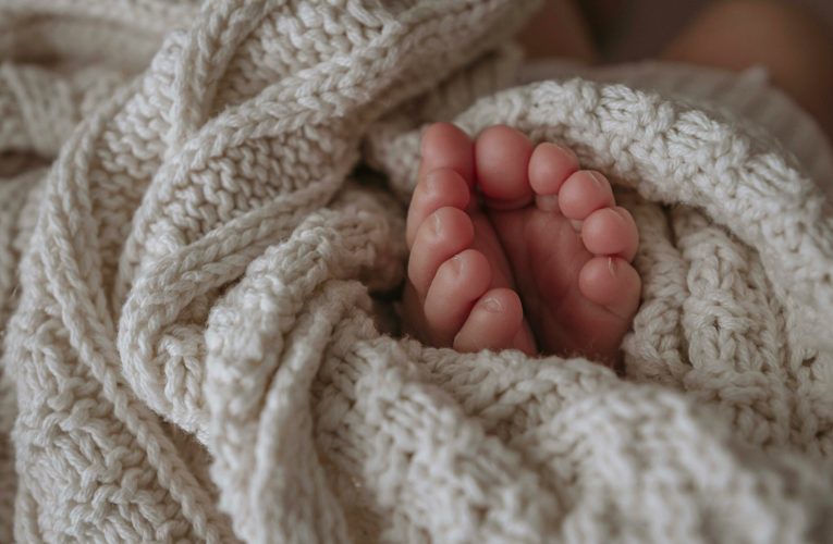 Caz unic în Marea Britanie. Gemenele care au aflat că au tați biologici diferiți