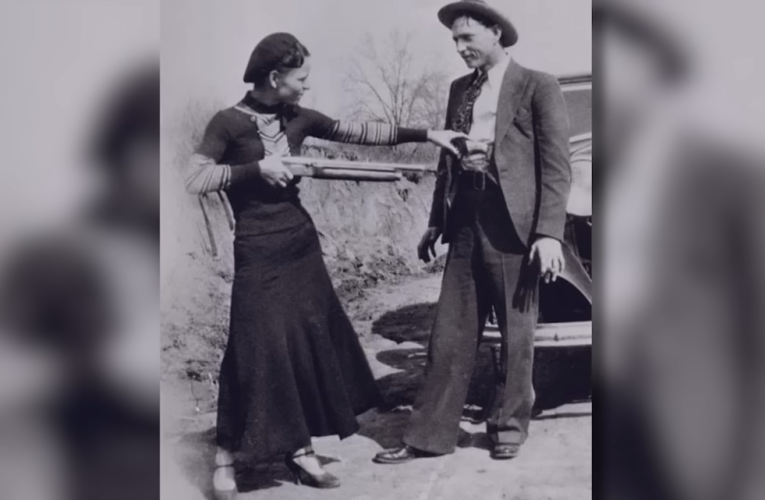 Celebrul cuplu de infractori Bonnie și Clyde, împușcați mortal pe 23 mai 1934