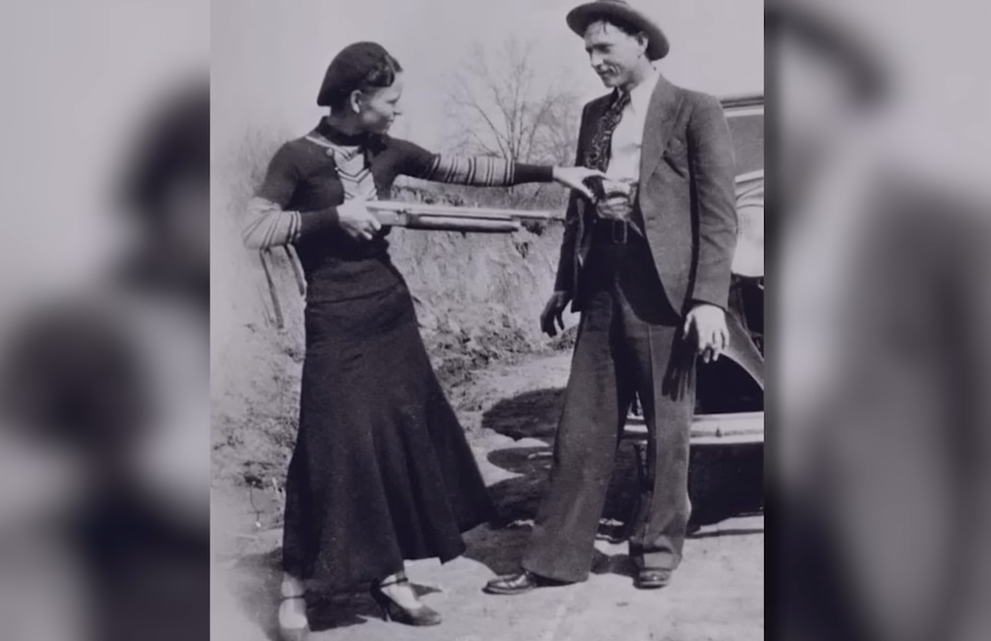 Celebrul cuplu de infractori Bonnie și Clyde, împușcați mortal pe 23 mai 1934