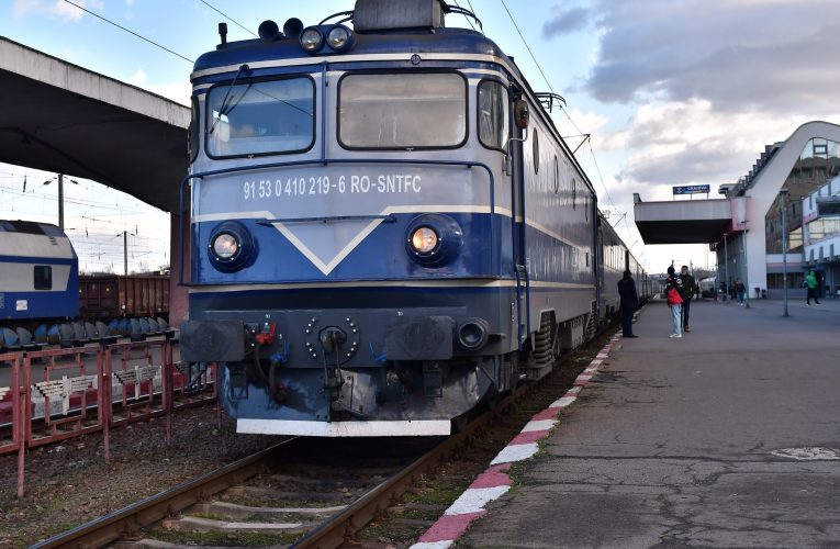 CFR anunță că e oprită circulația trenurilor pe distanța Izvoru Oltului – Izvoru Mureșului – Voşlobeni. De ce e restricționat traficul