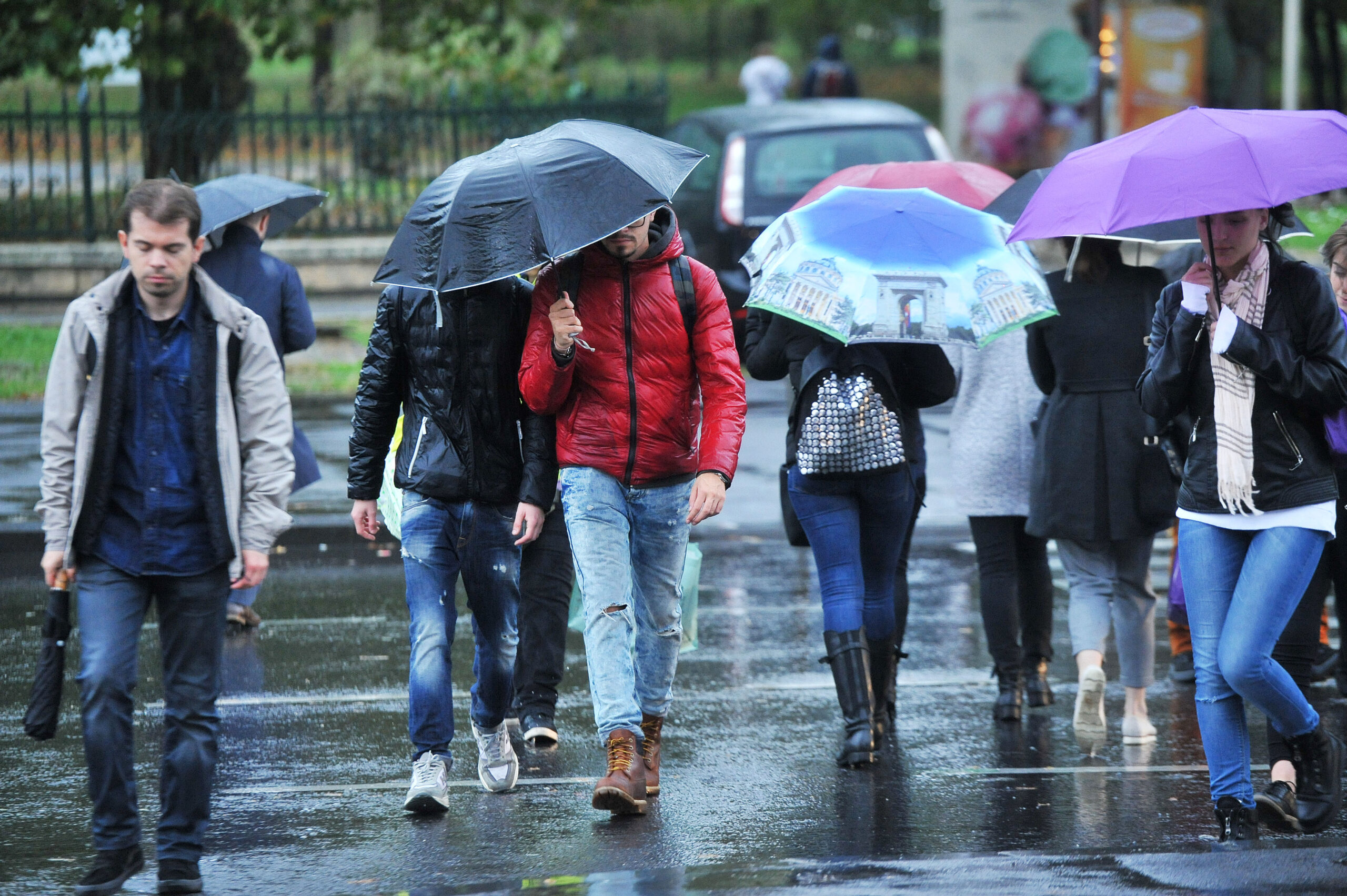 Cod galben de furtuni și ploi torențiale în mai multe regiuni din țară. ANM anunță instabilitate atmosferică până sâmbătă noaptea