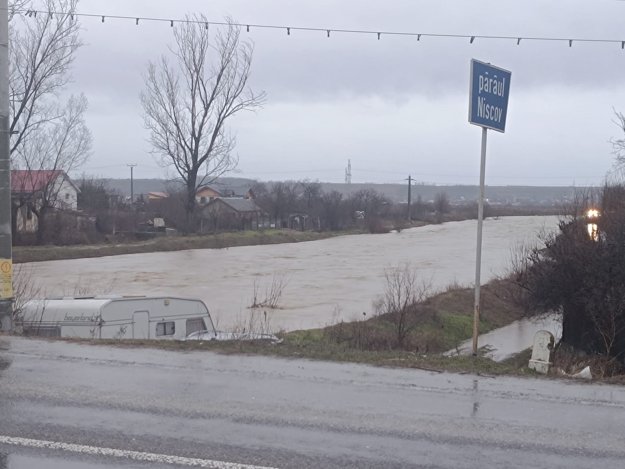 Cod galben de inundații pe râuri din 18 județe
