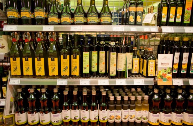 Criză în sectorul uleiului de măsline: producătorii avertizează că scăderea prețurilor poate afecta următoarea recoltă