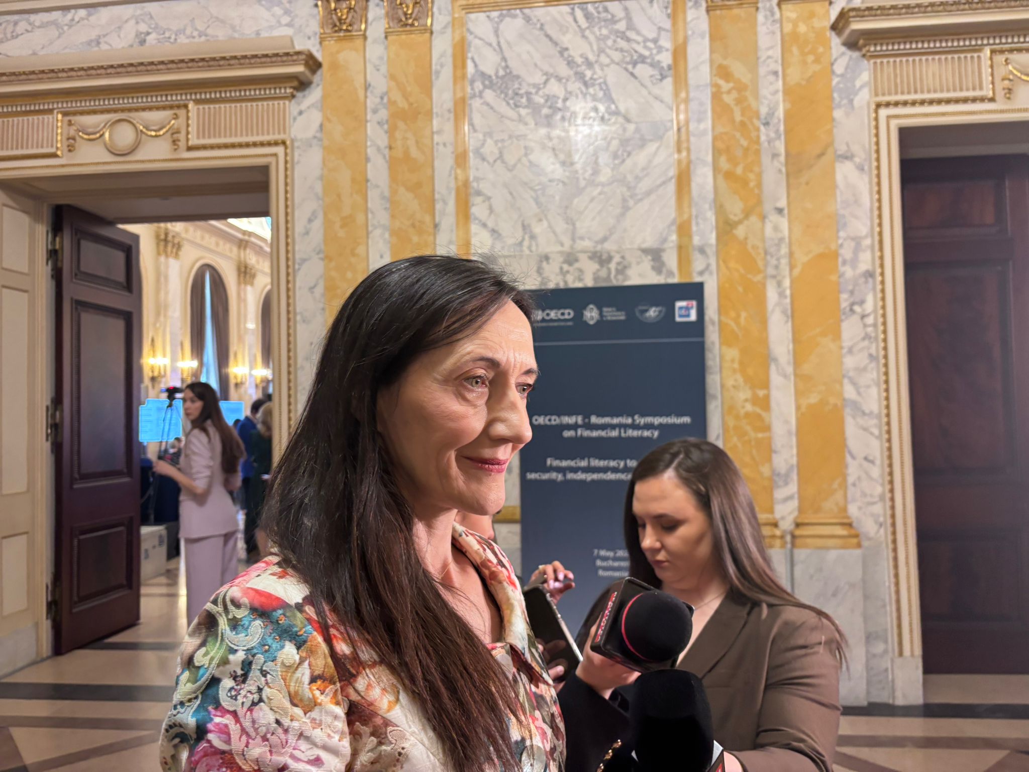 Cu cât s-au scumpit creditele în doar câteva zile de depreciere a leului? Irina Chițu, Finzoom.ro: „Creșterea euro ne afectează pe toți”