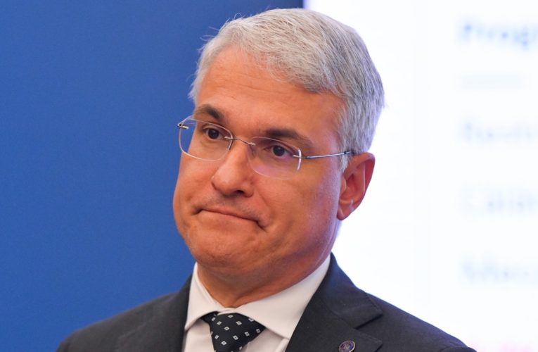 Cum se traduce austeritatea la stat: sporuri tăiate, dar salarii mai mari. Nimeni nu pierde bani, spune Pîslaru