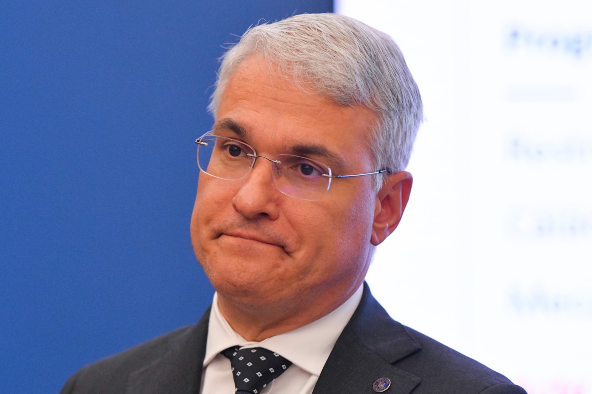 Cum se traduce austeritatea la stat: sporuri tăiate, dar salarii mai mari. Nimeni nu pierde bani, spune Pîslaru