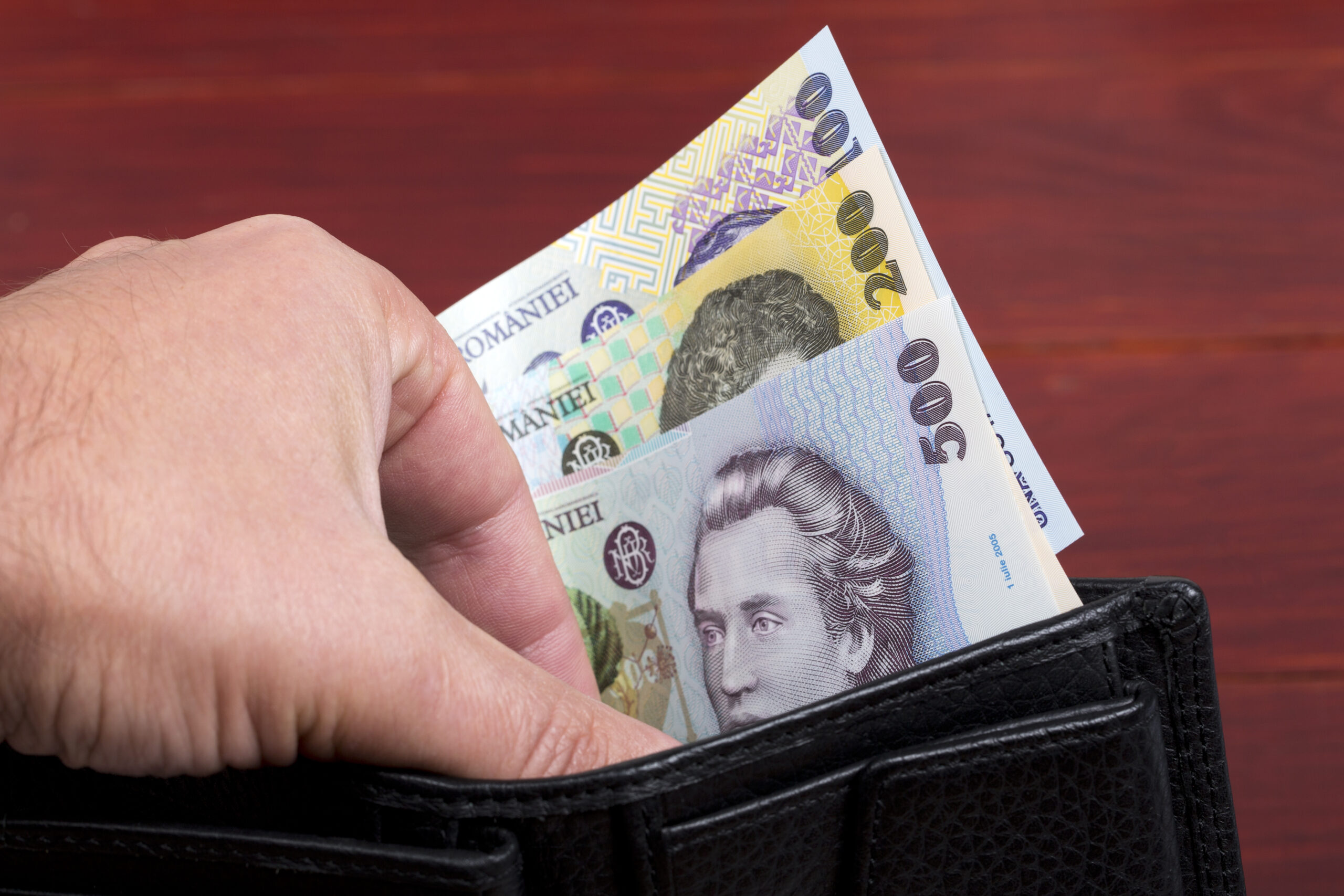 Dacă nu suporți bancnotele dezordonate, psihologia spune că ai aceste trăsături