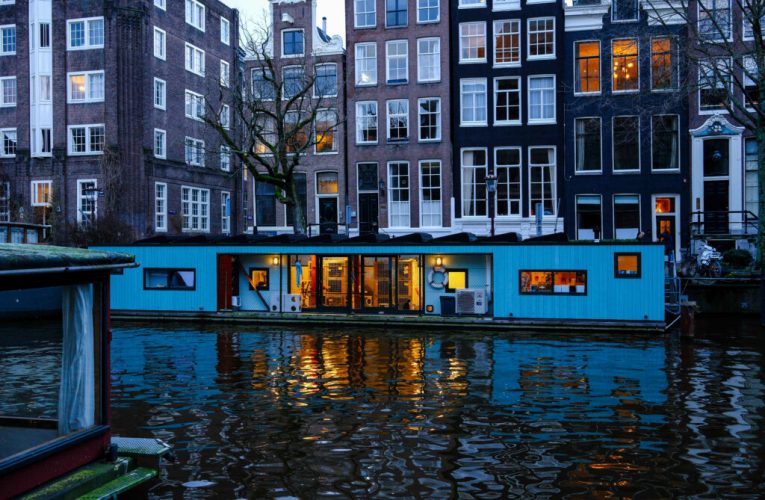 De ce a interzis Amsterdam reclamele la carne și combustibili fosili