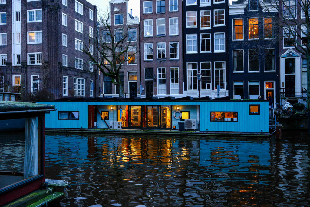 De ce a interzis Amsterdam reclamele la carne și combustibili fosili