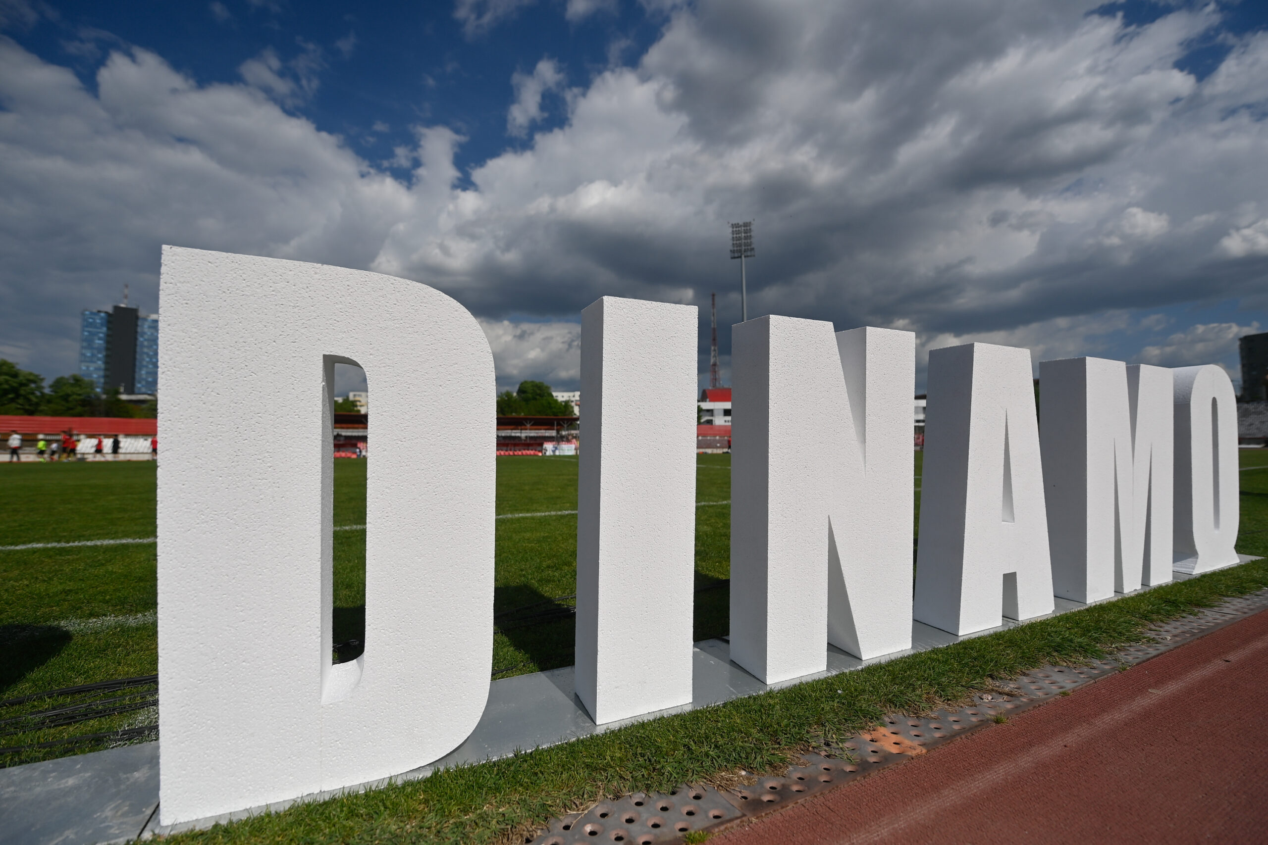 Dinamo redeschide discuția despre noua identitate vizuală. Suporterii, chemați să decidă viitorul siglei
