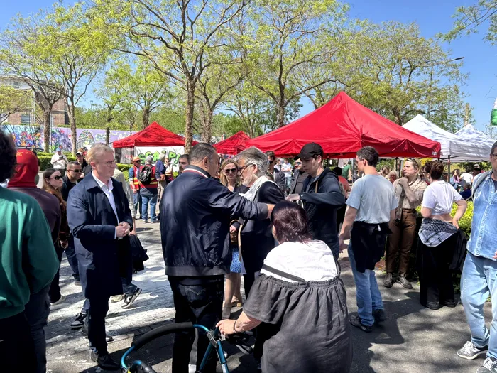 „Dispari, trădător murdar”. Prim-secretarul Partidului Socialist din Franța a fost atacat cu făină la protestele de 1 mai