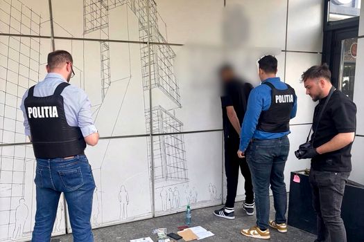 Doi bărbați din Bacău, prinși în flagrant în timp ce încercau să-i dea mită 2.500 de euro unui polițist