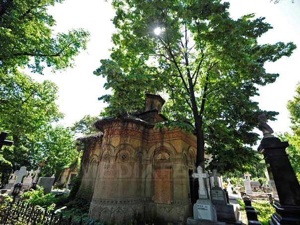 Doi tineri reținuți pentru 24 de ore, după ce au dansat pe morminte în cimitirul Bellu