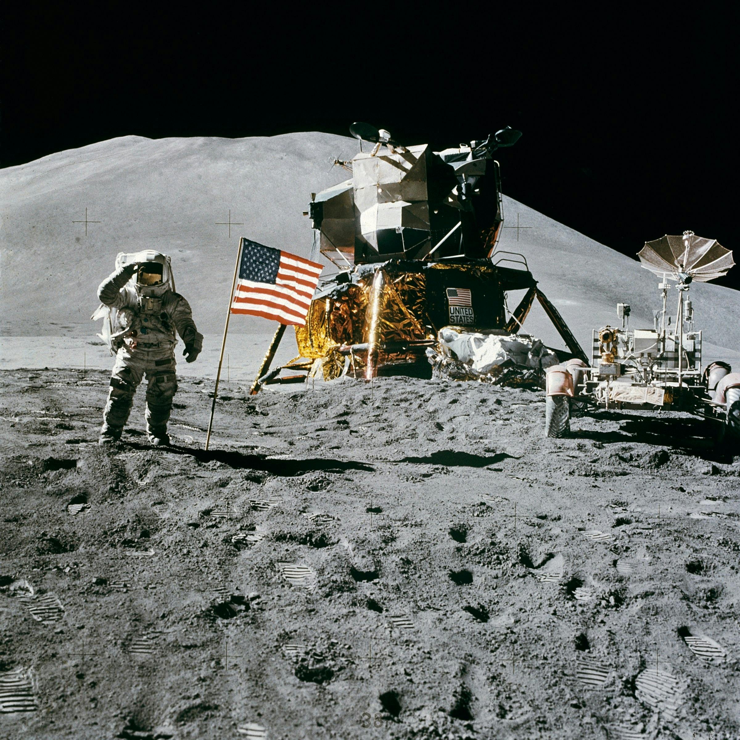Dosare OZN declasificate de Trump. Ce au văzut astronauții Apollo pe Lună