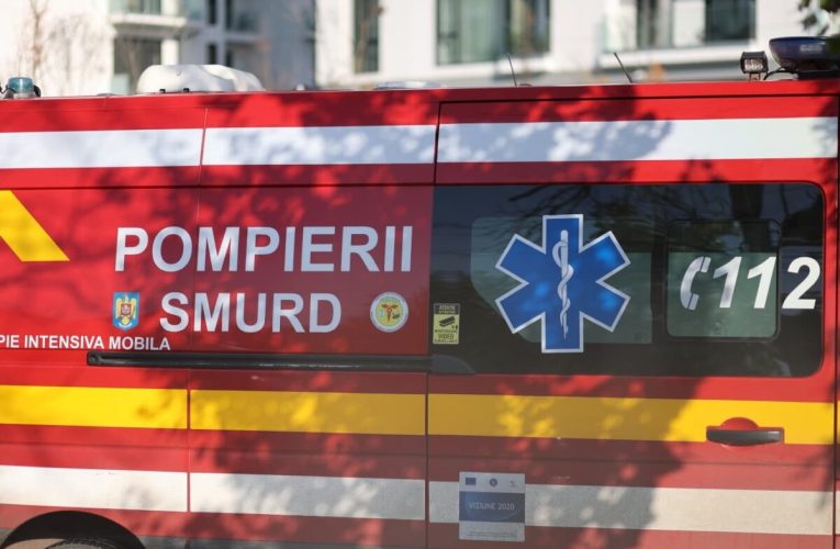 Două persoane au murit după ce un tren de călători a lovit un autoturism la o trecere la nivel cu calea ferată din Oradea