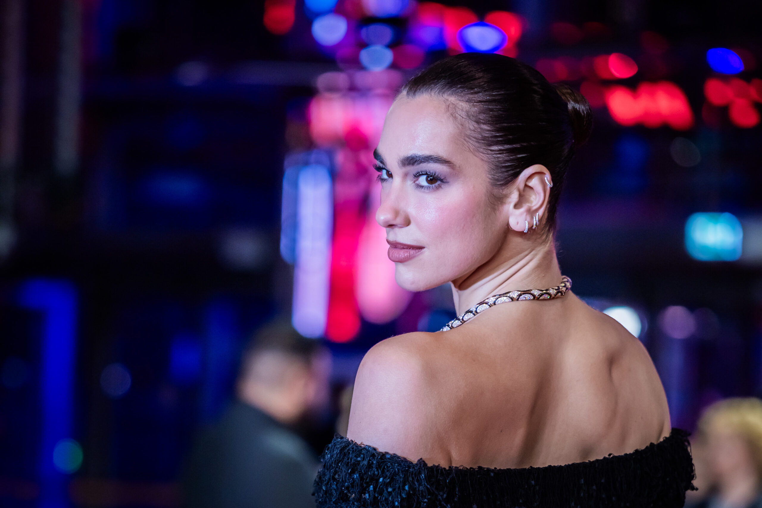Dua Lipa dă în judecată Samsung și cere despăgubiri de cel puțin 15 milioane de dolari