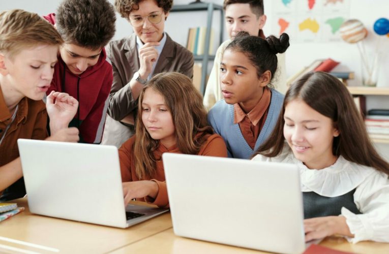 Elevii din clasele III–VI, puși la încercare în „Marea Aventură Digitală” cu probe de logică și AI