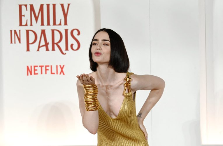 „Emily in Paris” ajunge în Grecia. Și premierul Mitsotakis așteaptă noul sezon