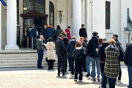 Faleza din fața Cazinoului din Constanța a devenit neîncăpătoare. Cât costă un bilet de intrare