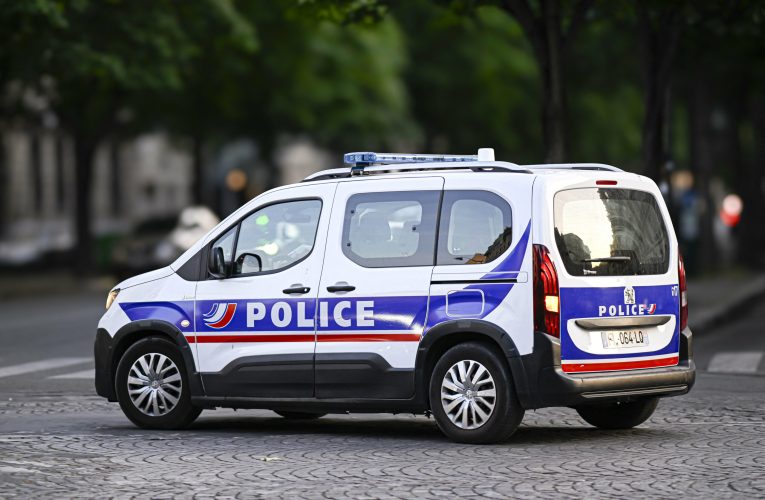 Franța: Un ofițer de poliție a împușcat mortal un bărbat înarmat cu două cuțite