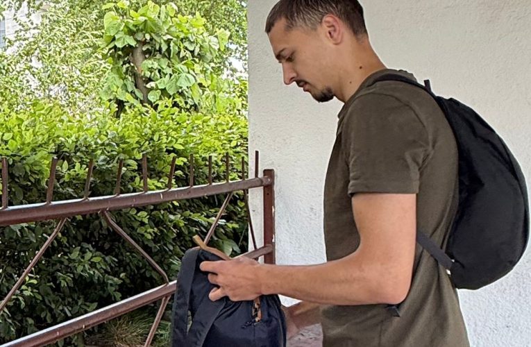 Geantă cu bani, găsită de un elev jandarm într-o stație de autobuz. Tânărul a predat-o autorităților