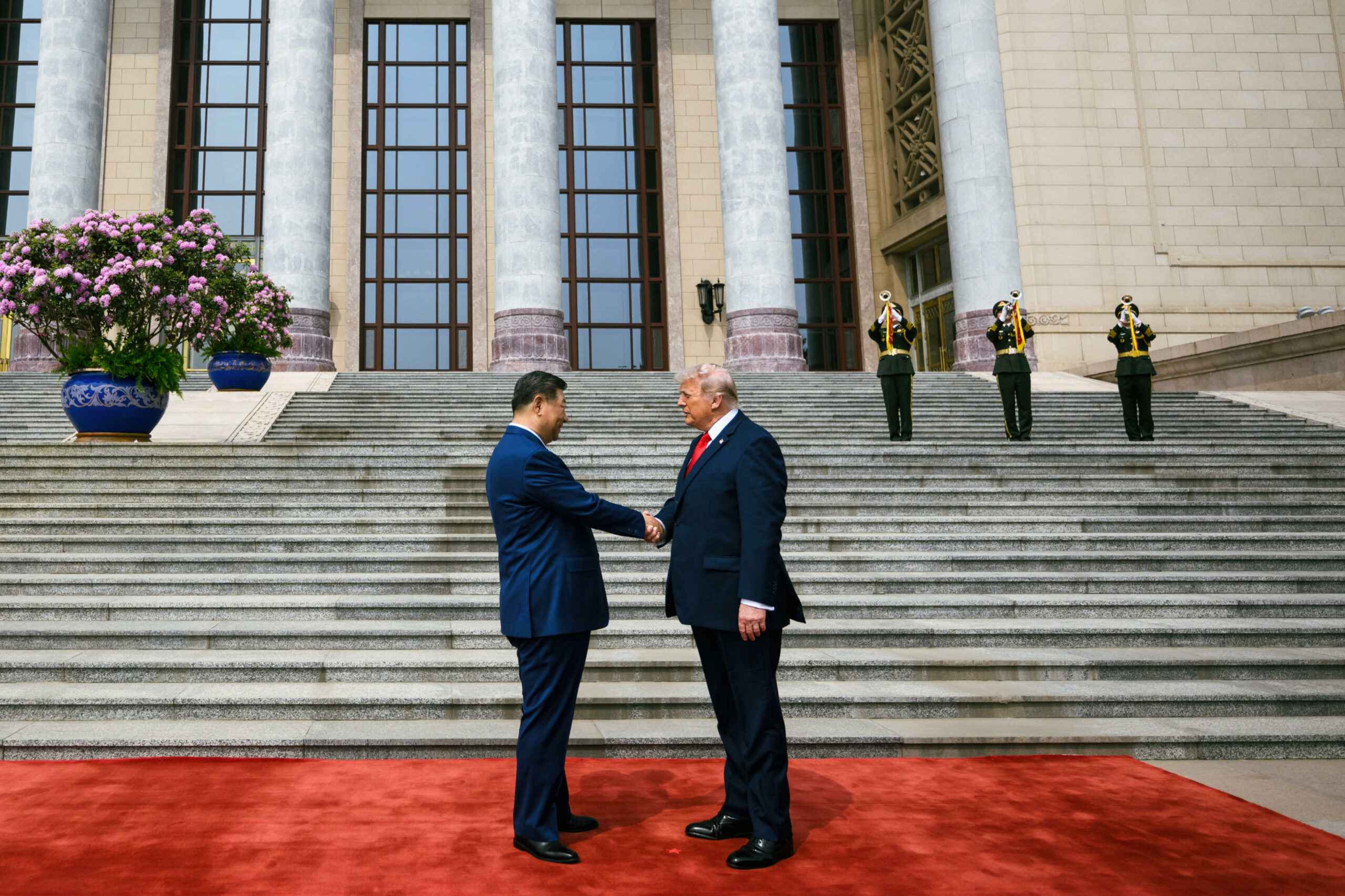 Gesturile dintre Trump și Xi au atras atenția la summitul de la Beijing. Ce au observat experții în limbaj corporal