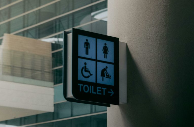 Ghid oficial în Marea Britanie: toaletele și vestiarele vor fi utilizate în funcție de sexul biologic