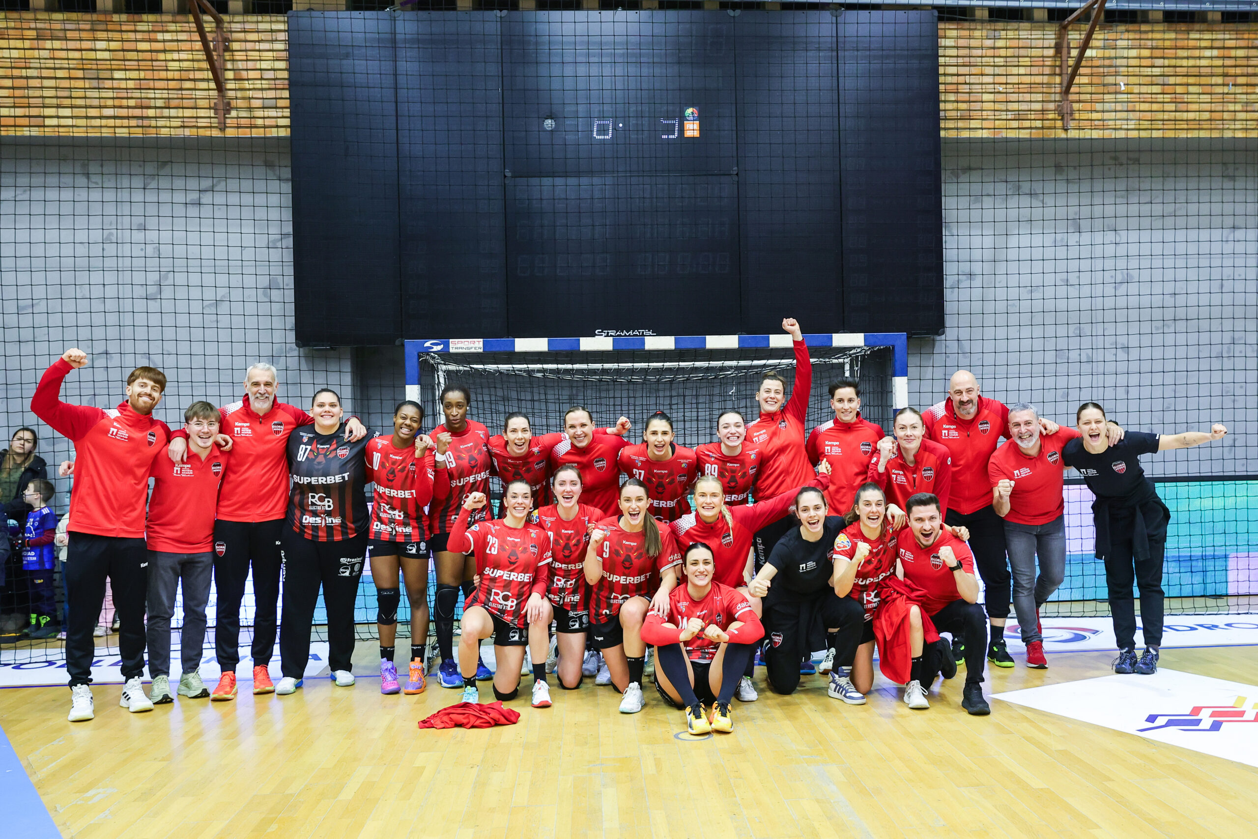 Gloria Bistrița câștigă cu Galați și devine campioana României la handbal feminin, reușind eventul