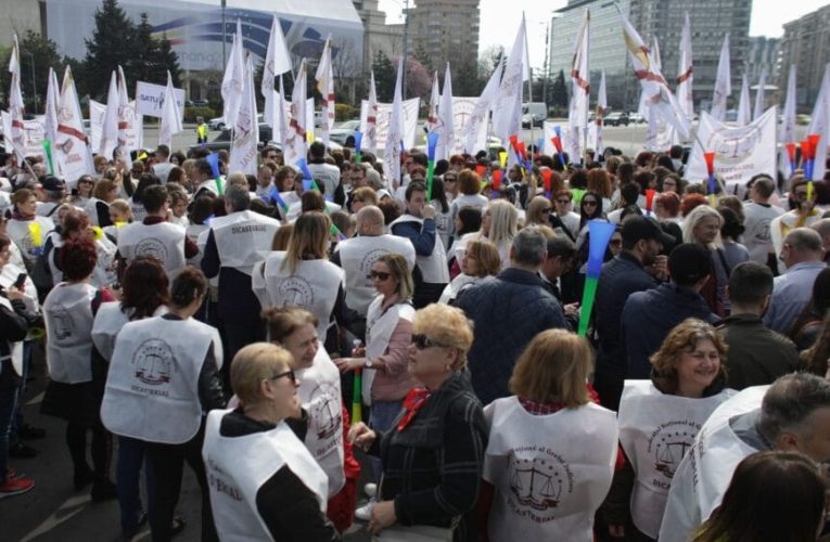 Grefierii și personalul auxiliar din Justiție anunță proteste și oprirea activității după noua lege a salarizării: „Sistemul riscă un nou val de litigii”