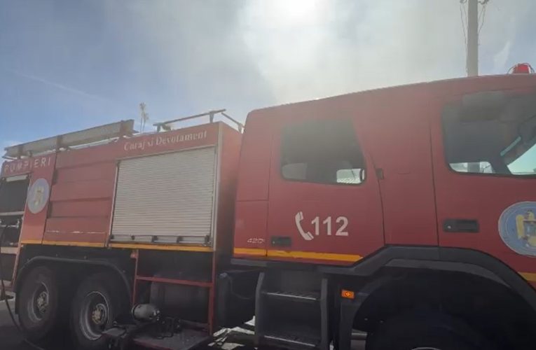 Incendiu într-un apartament din Câmpina. O femeie a fost găsită, inconștientă de pompieri și a fost transportată la spital