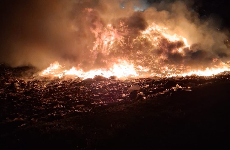 Incendiu la groapă de gunoi din Oradea. Peste 20 de pompieri au intervenit