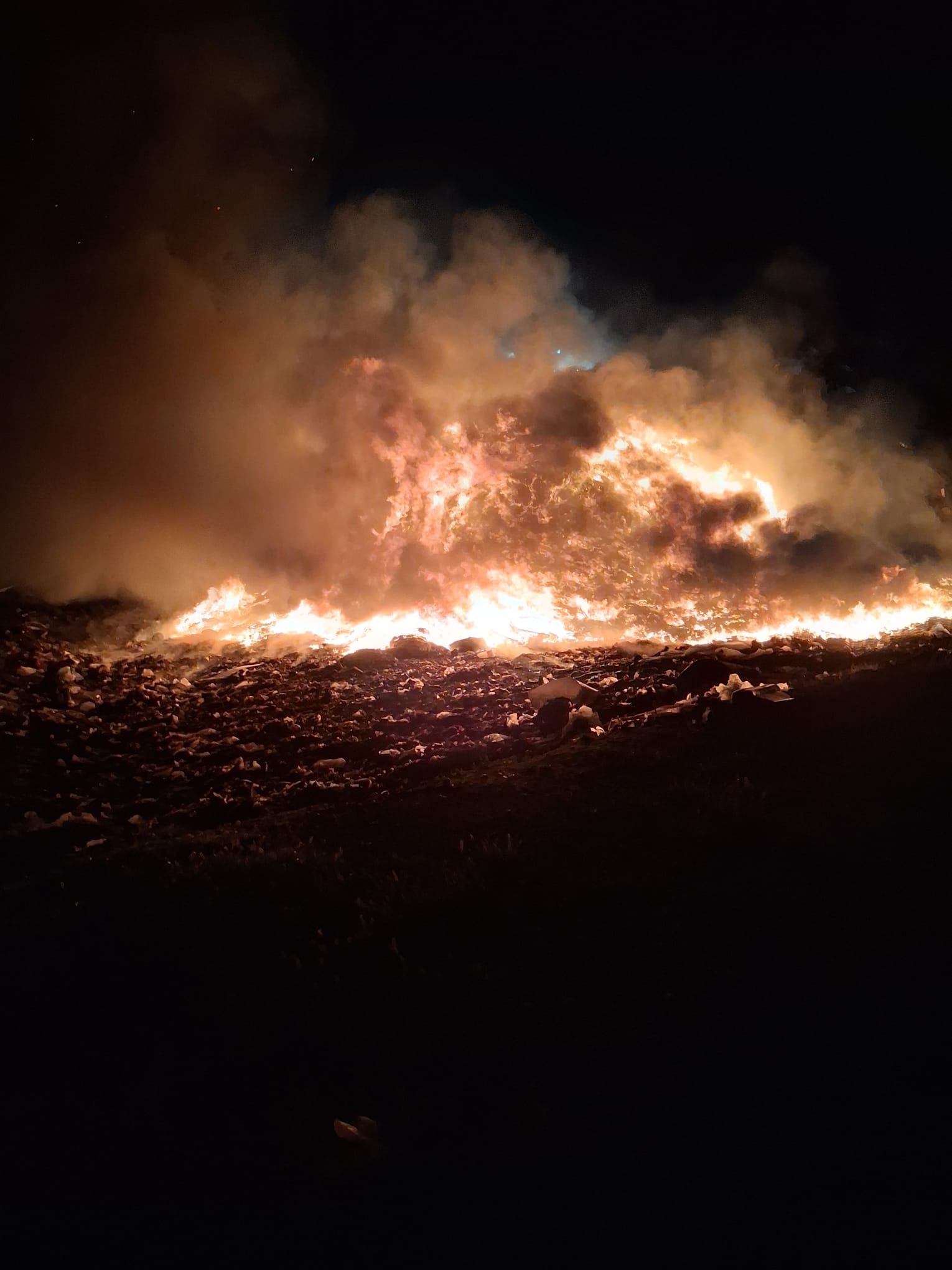 Incendiu la groapă de gunoi din Oradea. Peste 20 de pompieri au intervenit